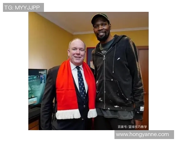 足球明星与路人亲密合影瞬间展现温暖人性与偶像魅力的完美结合