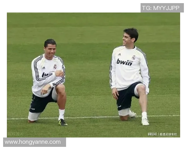 足球明星在训练后享受室内按摩放松双脚的秘密时刻